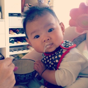 苏米珂六个月后，第一次吃母乳以外的食物