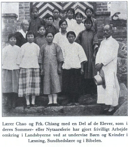 Chao老师和 Chiang老师带着学生在寒暑假给村庄的小孩和妇女当志愿者来教他们读书、卫生保健和圣经。照片前数第二排左一为聂乐信小姐Marie Ellen Nielsen，第三位系姜宝珍小姐。