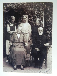 这是1946年柏卫（Conrad S. Bolwig1866-1951）和夫人米娜（Minna Hass）回国前在孤山的合影，夫妻俩坐在前面，后面左起聂乐信小姐（Nielsen, Ellen Marie）、阿斯塔德 .波尔森小姐（A strid Poulsen  1890—1990），汉语名字陈乐实；波斯段 纳尼 菲利朵利娜小姐（Nanny Brostrom 1881—？），汉语名字卜思温。