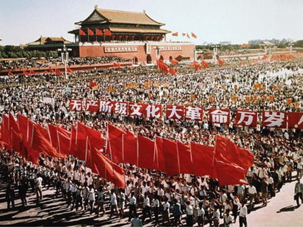 文革初期的1966年8月，毛泽东在北京多次检阅红卫兵