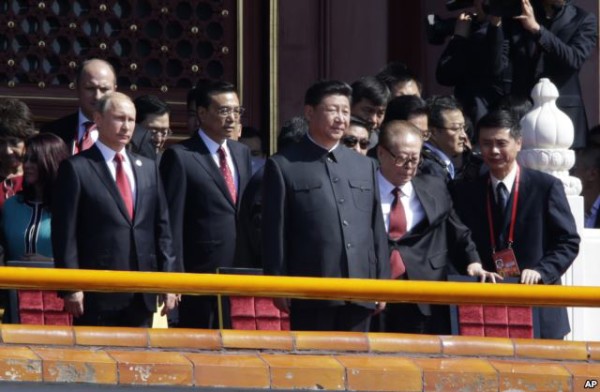中共总书记习近平在天安门上，一侧是中国总理李克强和俄罗斯总统普京，另一侧是江泽民（2015年9月3日）