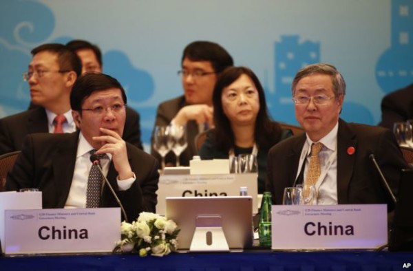 中国财政部长楼继伟 （左）与中国人民银行行长周小川