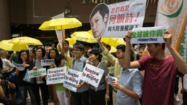 示威者不满西方品牌兰蔻向中国“叩头”