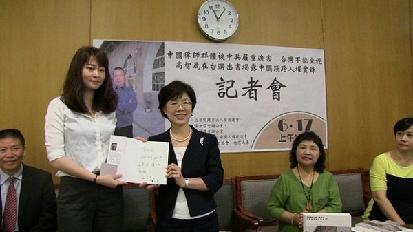 耿格签一本父亲高智晟的书托民进党立委尤美女送给蔡英文总统