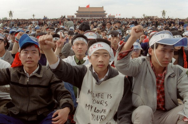 1989年5月19日，天安门广场上绝食静坐的学生（网络图片）