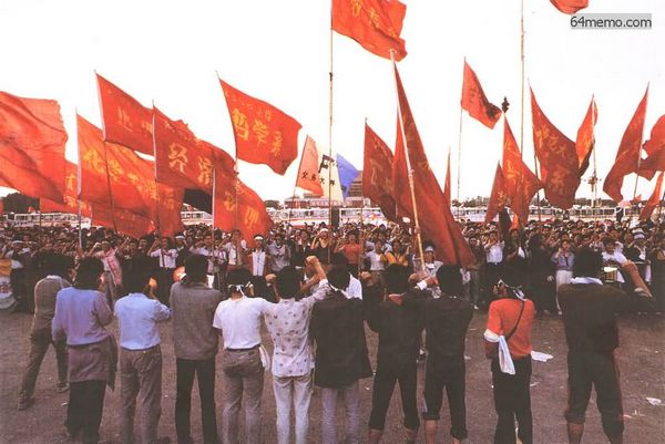 1989年5月20日在天安门的学生听到宣布戒严令，学生们宣誓誓死保卫天安门广场（网络图片）