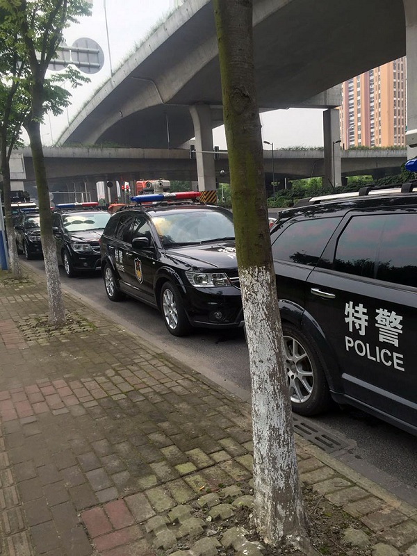 2016年6月15日，南通市港闸区法院外停泊了很多警车戒备。（现场人士摄