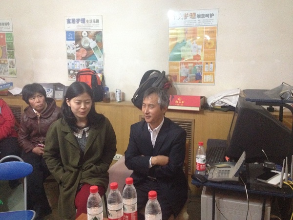 赵威和李和平在北京模拟陈泰和律师倡导的民决团庭审中扮演角色。