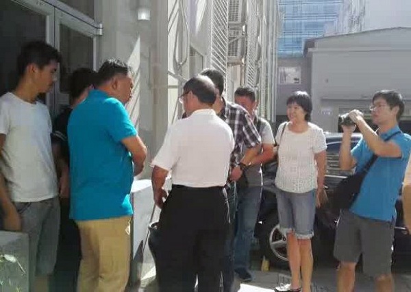 胡德华陪员工进办公室,遭到阻拦。