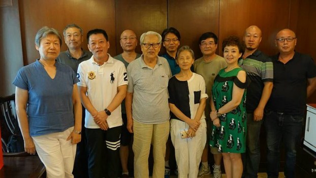 2016年8月17日，十多名北京学者在一酒家聚餐，鲍彤等人被公安阻挠，未能出席