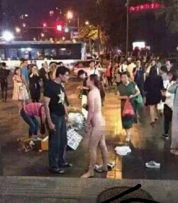 这是今天中国新一代的一个镜头：因为丈夫不给买新手机，妻子公然的大街上脱光要挟丈夫。