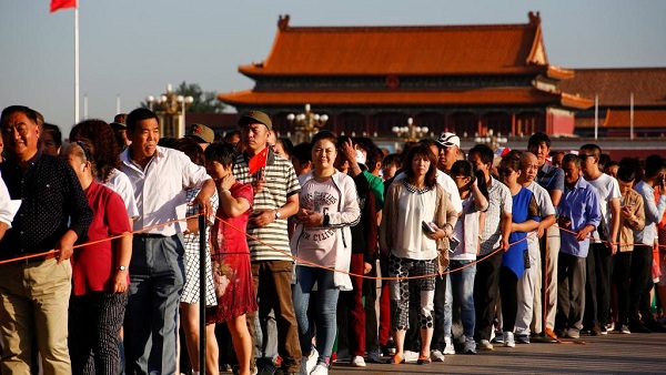 9月9日天安门广场排队等待进入毛泽东纪念堂的民众