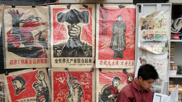 毛泽东时代的文革宣传画2006年在北京自由市场上卖。有的重印时加上了标题“疯狂年代”