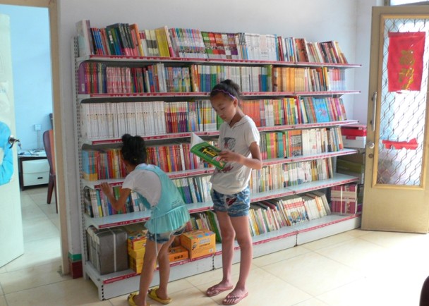 在河南省农村，本地的公民用自己老家房屋，改建成小图书室。