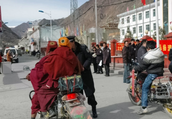 僧俗藏人在西藏昌都地区边坝县被检查场景