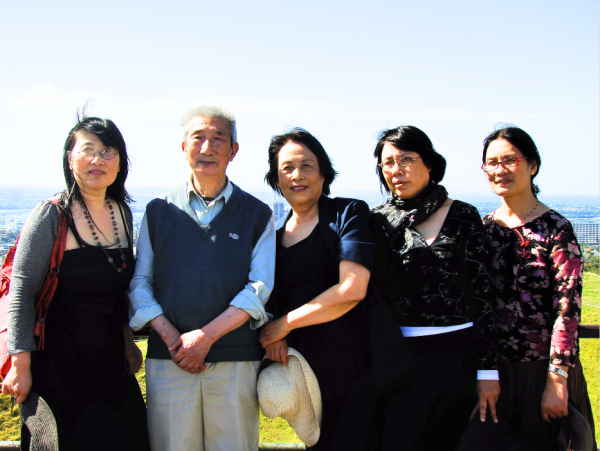 2009年周素子(中)与丈夫陈朗(左二)及三个女儿在新西兰奥克兰