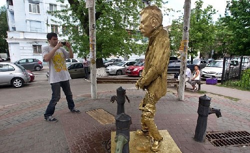 乌克兰斯大林撒尿雕像