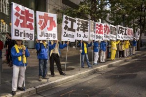 Practitioners of Falun Gong, who say the religious movement is persecuted in China, protest the visit of Chinese President Xi Jinping in Seattle, Washington, September 22, 2015. REUTERS/David Ryder