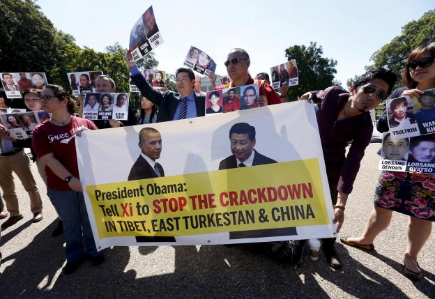 Tibetan, Chinese, Uighur and American activists rally outside the White House in Washington, in this September 16, 2015 file photo. REUTERS/Kevin Lamarque/Files