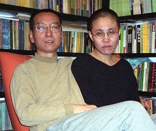 (FILES) This file photo taken on October 22, 2002 shows Chinese dissident Liu Xiaobo (L) and his wife Liu Xia posing for a photograph in Beijing. Jailed Chinese pro-democracry activist Liu Xiaobo won the 2010 Nobel Peace Prize on October 8, 2010, the Norwegian Nobel Committe said.      CHINA OUT   AFP PHOTO