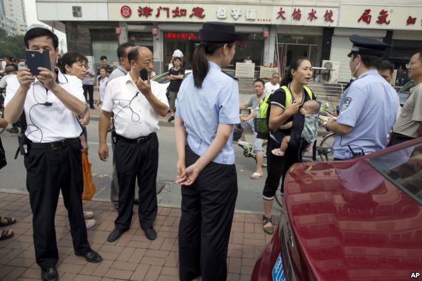 yuan-shanshan-near-the-tianjin-no-2-intermediate-peoples-court