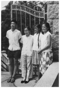 母亲与儿女(1964):左起世光、王澄美女士、美杰、美玲(1964年)。