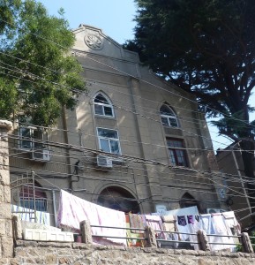 图片:建于1935年的教堂,青岛伏龙路4号,现为“大杂院”(崔美玲女士摄于2014年10月)。