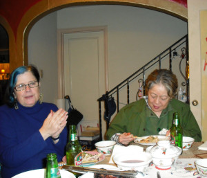 左起:Janette、Carolyn,摄于2008年鼠年除夕夜Carolyn(刘玉珍)家里。