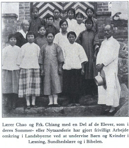 Chao老师和 Chiang老师带着学生在寒暑假给村庄的小孩和妇女当志愿者来教他们读书、卫生保健和圣经。照片前数第二排左一为聂乐信小姐Marie Ellen Nielsen,第三位系姜宝珍小姐。