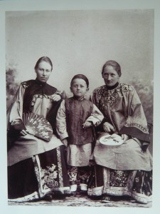 聂乐信与柏卫(Conrad S. Bolwig1866-1951)的夫人米娜( Minna Hass,1867—1960)及其儿子阿格 鲍威尔(Aage Bolwig)。