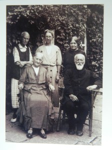 这是1946年柏卫(Conrad S. Bolwig1866-1951)和夫人米娜(Minna Hass)回国前在孤山的合影,夫妻俩坐在前面,后面左起聂乐信小姐(Nielsen, Ellen Marie)、阿斯塔德 .波尔森小姐(A strid Poulsen 1890—1990),汉语名字陈乐实;波斯段 纳尼 菲利朵利娜小姐(Nanny Brostrom 1881—?),汉语名字卜思温。