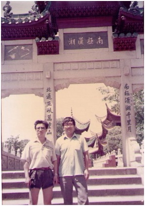 1988年5月陈墨（左）和蔡楚于岳阳楼