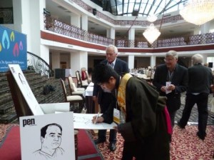 西藏流亡筆會代表在簽名。貝嶺攝