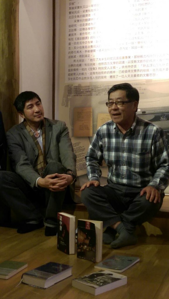 音乐朗诵会后，唐山出版社老板陈隆昊与会员谈出书（谢小韫摄）