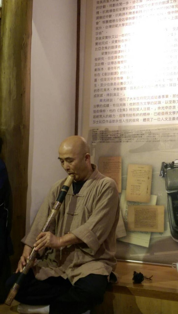 3月22日下午梁实秋故居的音乐朗诵会上,廖亦武在台北云和街的梁实秋故居内吹萧(谢小韫摄)