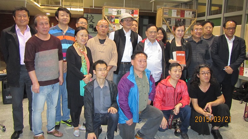 参加活动的独立中文笔会部分会员与嘉宾合影