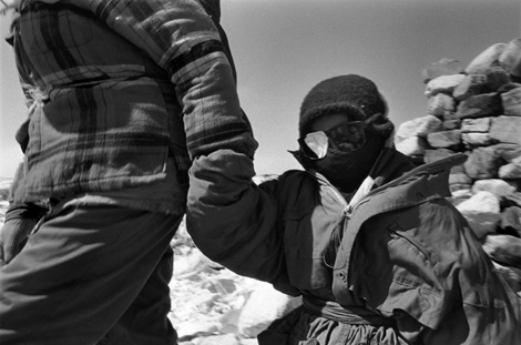 Protectet from the dazzling light. Worried about Chinese military patrols and change of weather Yangdol and her father advance without looking back. Tibet 04/95. © 1995 Manuel Bauer / Agentur Focus www.manuelbauer.ch