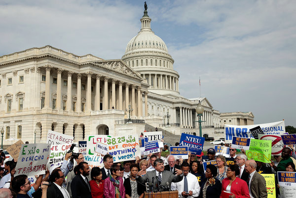 联邦雇员在华盛顿举行抗议
