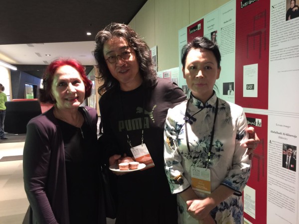 在狱中作家委员会会议会场外,度量值我不会会长贝岭、狱中作家委员会委员盛雪和国际笔会会长候选人Vida Ognjenovic女士
