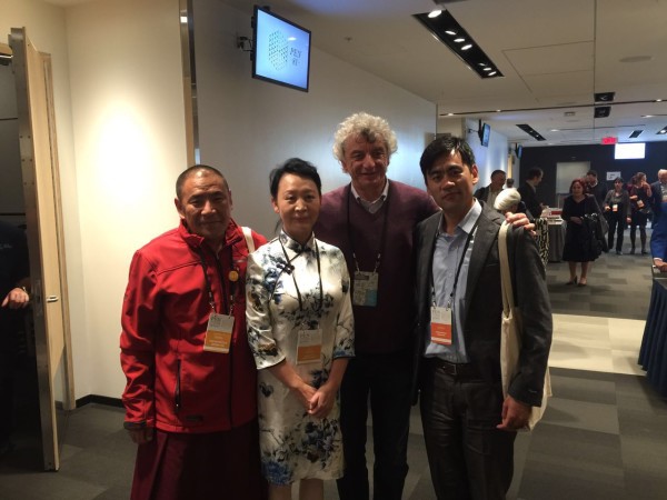 盛雪与国际笔会理事Miky（加拿大埃德蒙顿流亡作家委员会主席）以及西藏笔会代表在会场