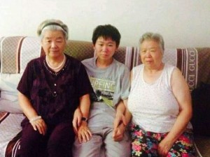 包卓轩与奶奶和姥姥
