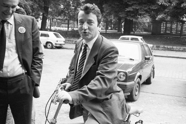 1987年6月27日，柏林，沃尔夫冈· 施努尔骑在自行车上。摄 : Mehner/ullstein bild via Getty Images