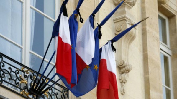 爱丽舍宫法国国旗绑黑丝带