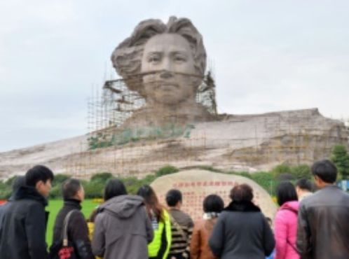 青年毛泽东塑像