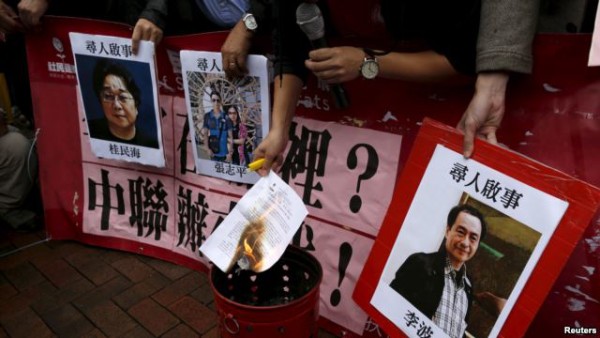 香港示威者在中联办外面