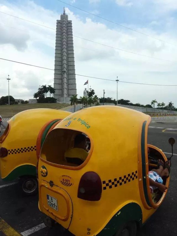 哈瓦那革命广场的出租车