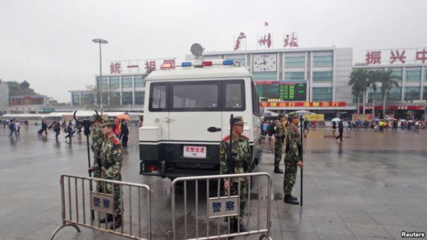 广州火车站前面携带防暴装备的武警
