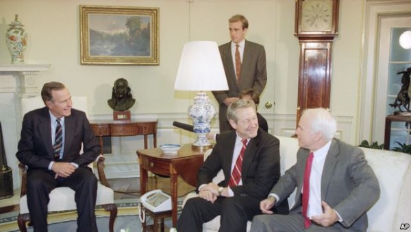 美国参议员汉克·布朗和美国总统布什、参议员麦凯恩在白宫