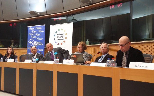 国际伊力哈木倡议组织与欧盟议会议员共同在布鲁塞尔欧洲议会大厦举办听证会。右三为侯芷明教授