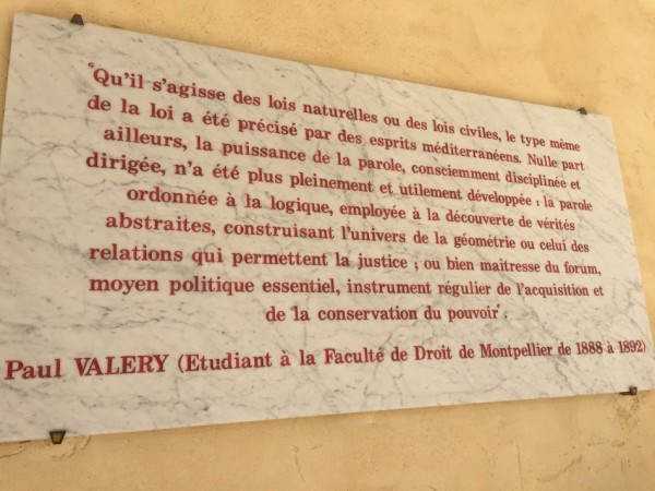 法律系建筑外墙上的瓦莱里语录